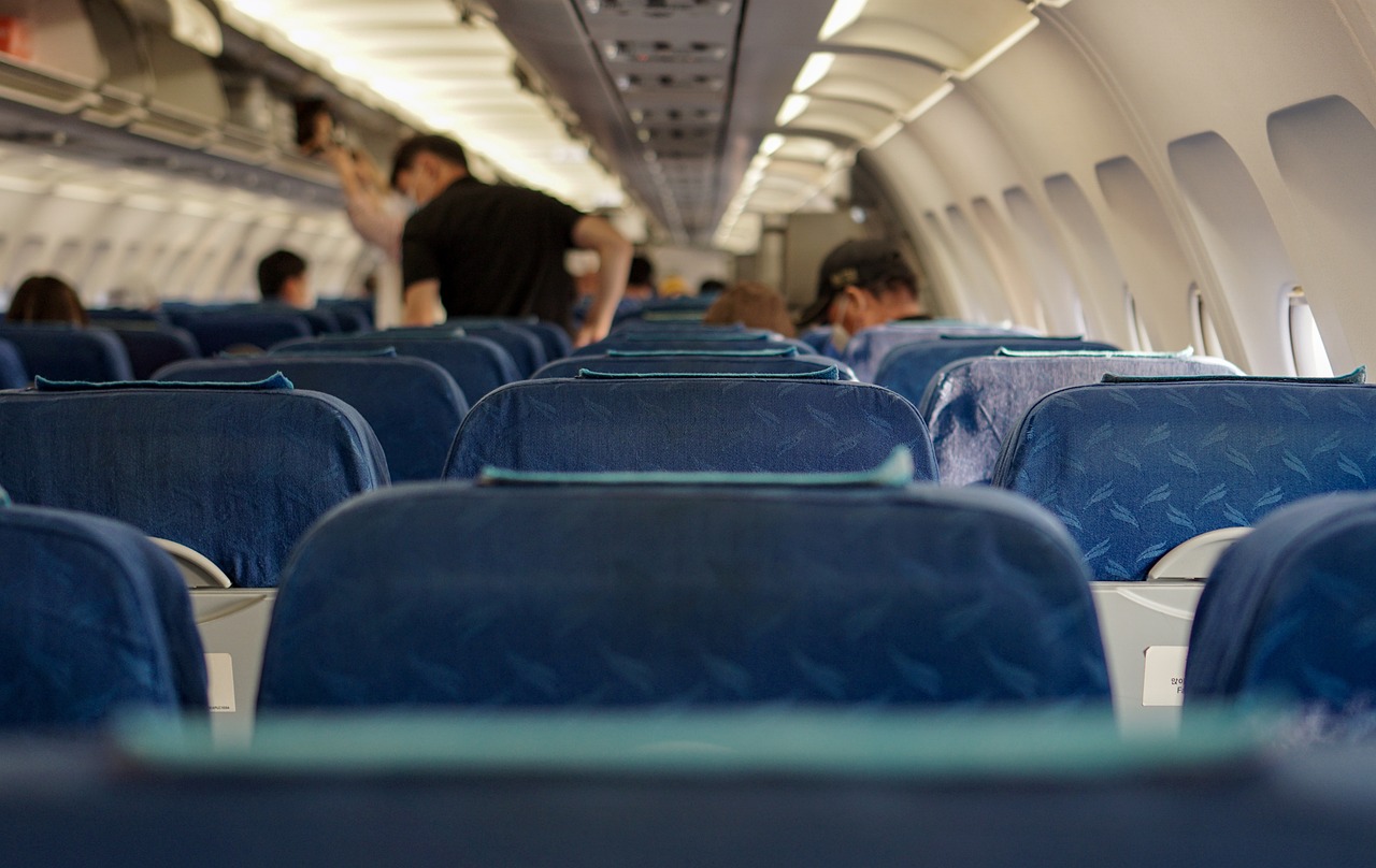 The Do's and Don'ts of Airplane Etiquette for a Seamless Flight